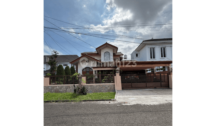 Dijual Rumah 2 Lantai Siap Huni Halaman Luas Lokasi Strategis Bintaro 1