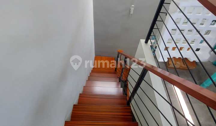 Rumah 2 Lantai Sejuk Minimalis di Royal Residence Sudah SHM