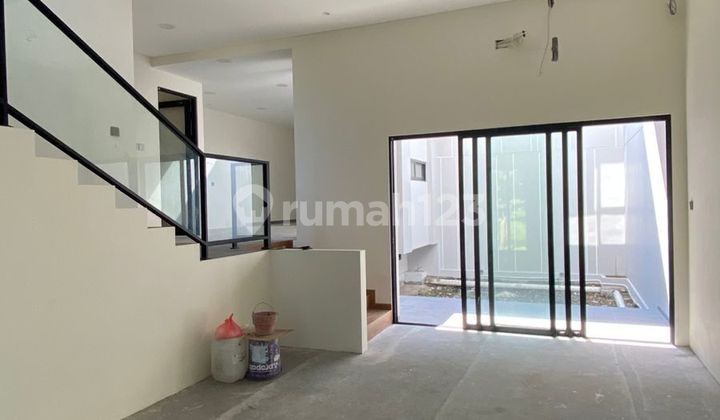 Rumah Baru Minimalis Design 2,5 Lantai Pakuwon City Dekat Club House Rumah Baru Minimalis Design 2,5 Lantai Pakuwon City Dekat Club House