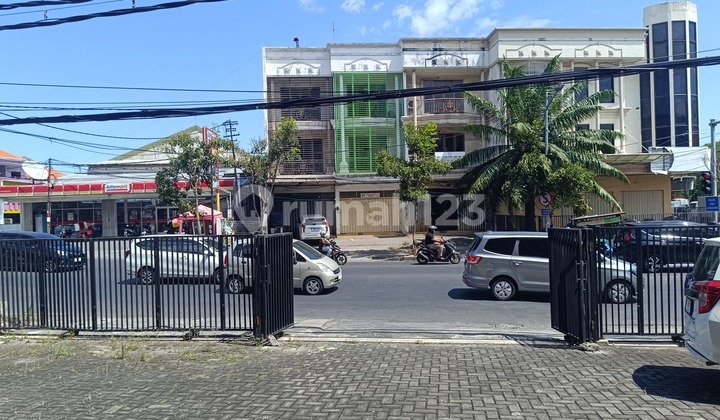Surabaya City Center Strategic Office Building Has an Elevator