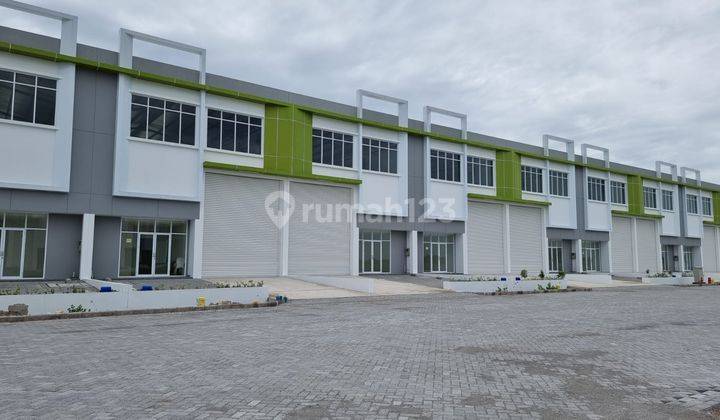 Gudang Eastgate Logistic Park di kawasan Industri JIIPE 1