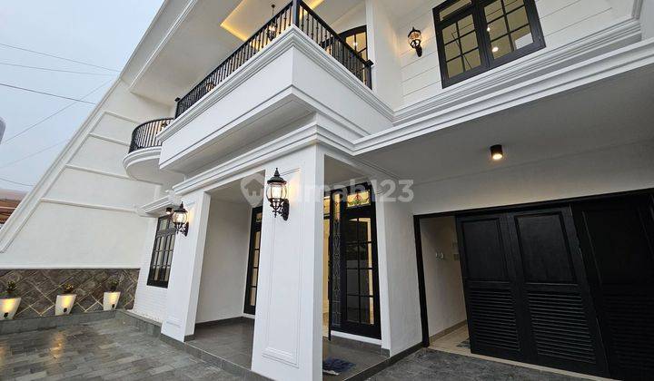 Rumah di Manyar Kertoadi 2 Lantai Gaya Colonial Modern 2