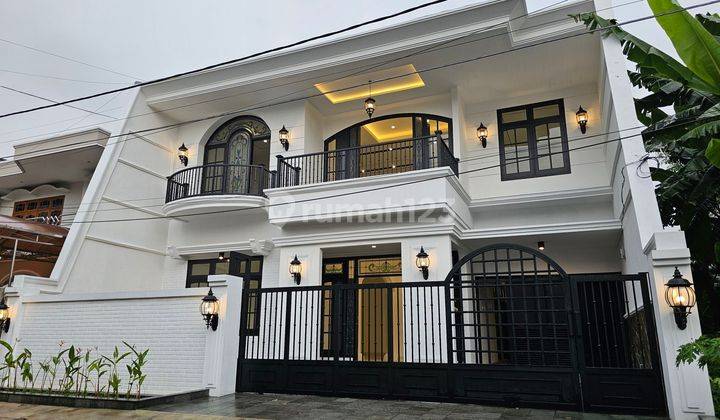 Rumah di Manyar Kertoadi 2 Lantai Gaya Colonial Modern 1