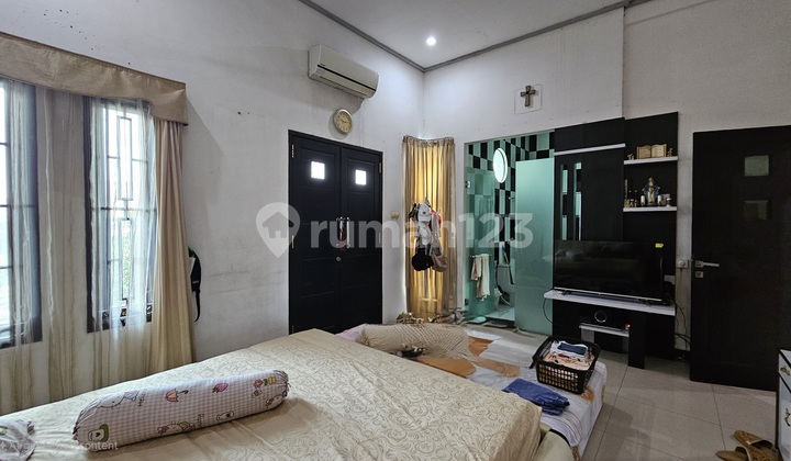 Grand 8-Car Wide Row House Priced at 1.7 Billion in Karang Empat Besar 2