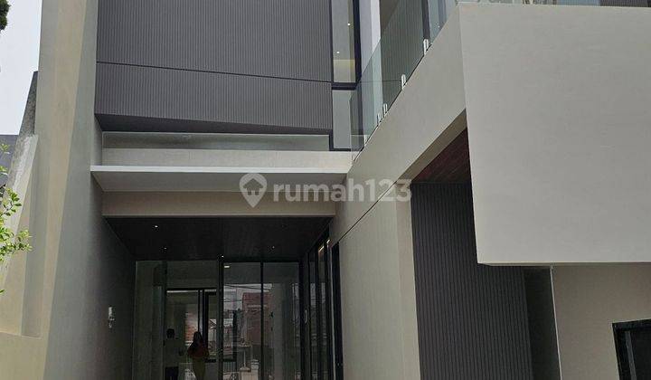 Rumah 2 Lantai Minimalis Modern Tropis Dekat Sma Petra Manyar