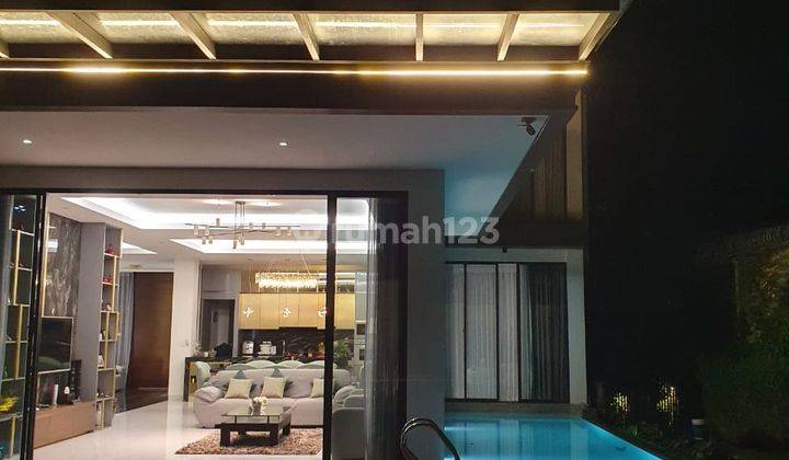 Rumah 4 Lantai Bagus Dengan Kolam Renang Furnished SHM di Dago, Bandung 1