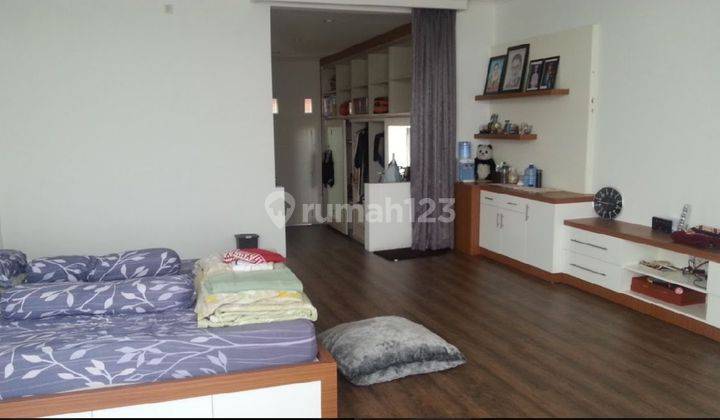 Rumah 3 Lantai Bagus Furnished SHM di Kota Baru Parahyangan, Bandung 2