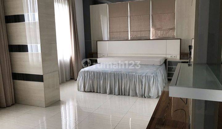 Rumah 2 Lantai Semi Furnished SHM di Taman Meruya, Jakarta Barat 1