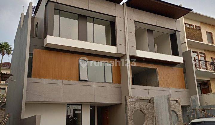 Rumah 3 Lantai Bagus SHM di Setra Duta, Bandung 1