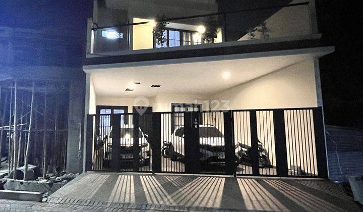 Rumah Baru Dekat Taman Tenggilis Row Jalan Lebar 3 Mobil Dekat Gate 1