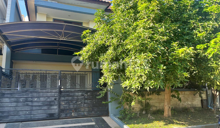 Dian Istana Taman Ratu Row jalan kembar bangunan kokoh