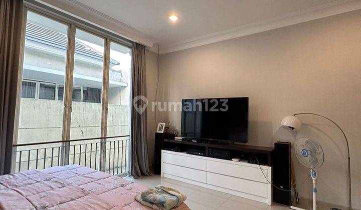 FULL FURNISHED Rumah Pakuwon Indah Hadap Selatan SHM 2