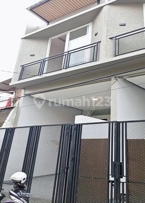 Rumah baru gress jalan lebar akses mudah di Duri Kepa. 16190