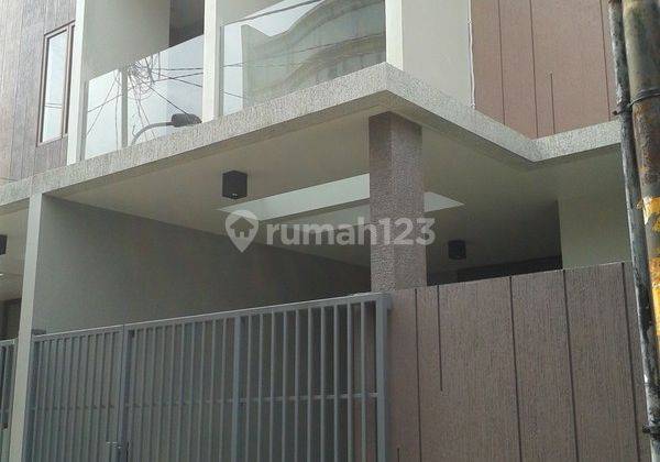 Rumah 2 Lantai Siap Huni Desain Modern Minimalis di Grogol. 20329 1