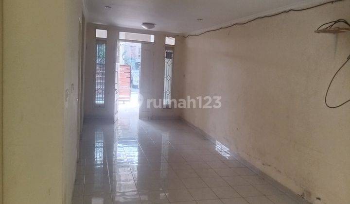 Rumah 2 Lt, Butuh Renovasi, Unfurnished, SHM di Taman Ratu. 20292 1