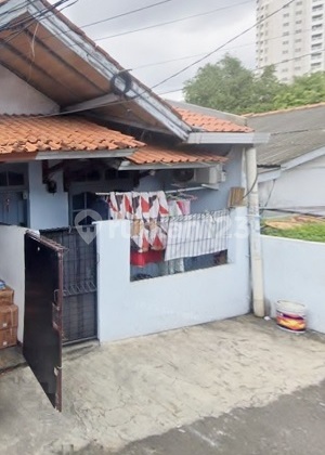 Simple house on a wide, easily accessible street in Duri Kepa. 16222 1