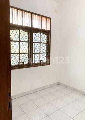 Rumah Bagus Disewakan Hadap Selatan, Unfurnished di Tomang. 12159 2