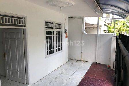 Rumah Sewa Bagus, Hadap Selatan 3KT Strategis di Tomang. 15240 2