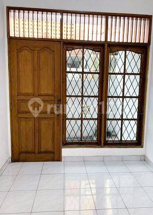 Rumah Bagus Disewakan Hadap Selatan, Unfurnished di Tomang. 12159 1