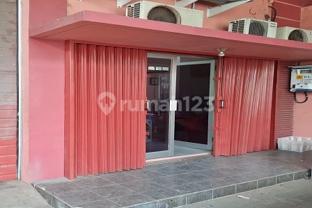 Gudang dkt stasiun kereta dkt gerbang tol di Serpong. 20684