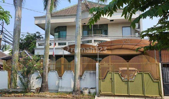 Rumah asri 3 Lantai Bagus Semi Furnished SHM di Taman Kota. 15619 1