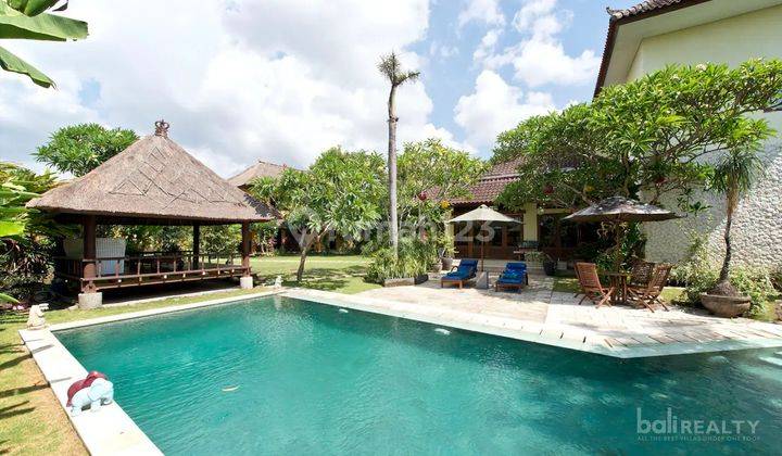 Escape To A Tropical 5 bedroom Villa With Balinese style In Canggu 2328 a 1