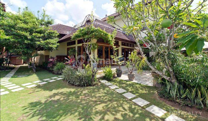 Escape To A Tropical 5 bedroom Villa With Balinese style In Canggu 2328 a 2