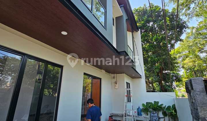 Di Jual Rumah Modern Minimalis Hook Dua Muka Di Griya Loka - Bsd Serpong, Tangsel