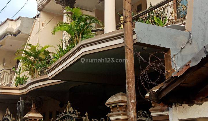 Rumah 2 Lantai Modern Klasik di Johar Baru 1