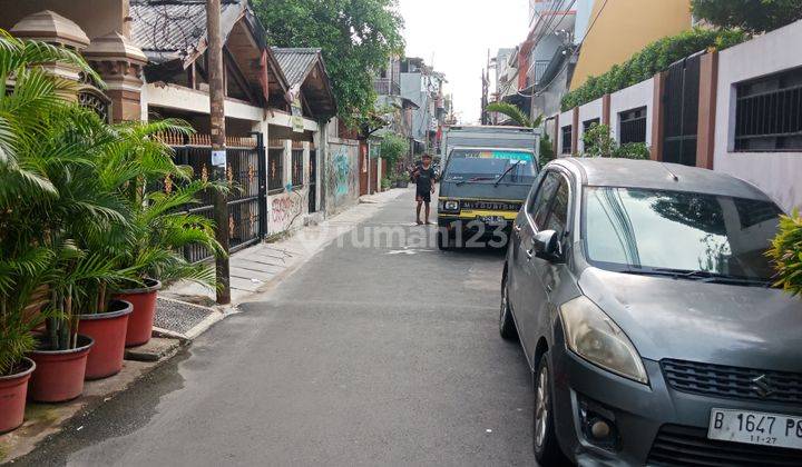 Rumah 2 Lantai Modern Klasik di Johar Baru 2