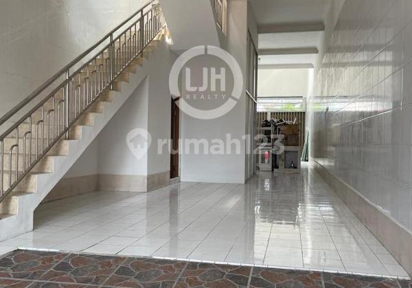 Ruko Siap Pakai di Jalan Mt Haryono 1