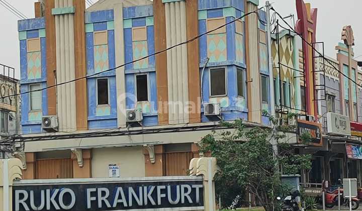 Strategic Shop House, Perfect for Cafe or Restaurant in Frankfurt Gadibg Serpong
