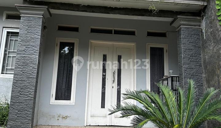 A comfortable multi-story house located near the Simatupang Toll Road, close to Fatmawati and Cinere Mall. A comfortable multi-story house located near the Simatupang Toll Road, close to Fatmawati and Cinere Mall.