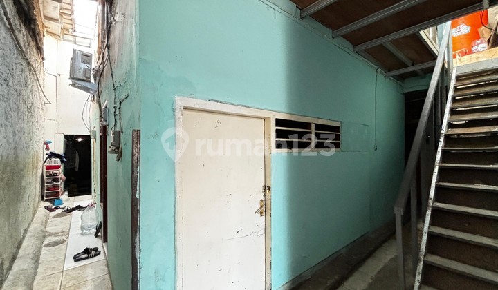 A two-story house in Setiabudi, very strategic, with 15 rental rooms for sale immediately. 2