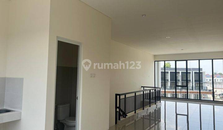 Disewa Ruko Baru 3 Lantai Hampton Avenue Gading Serpong Tangerang , 2 Sisi Pintu Depan Belakang Vel 2