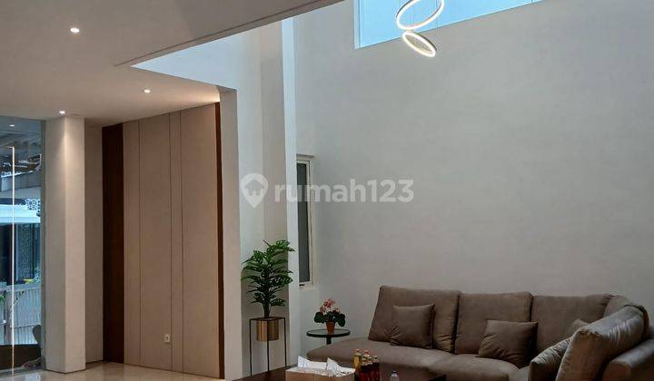 Dijual Rumah 2 Lantai Furnished Interior Mewah Baru Sutera Victoria Alam Sutera Siap Huni  2