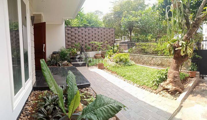 Rumah 2 Lantai, Sudah Renovasi, Kolam Renang, Lokasi Prima 2