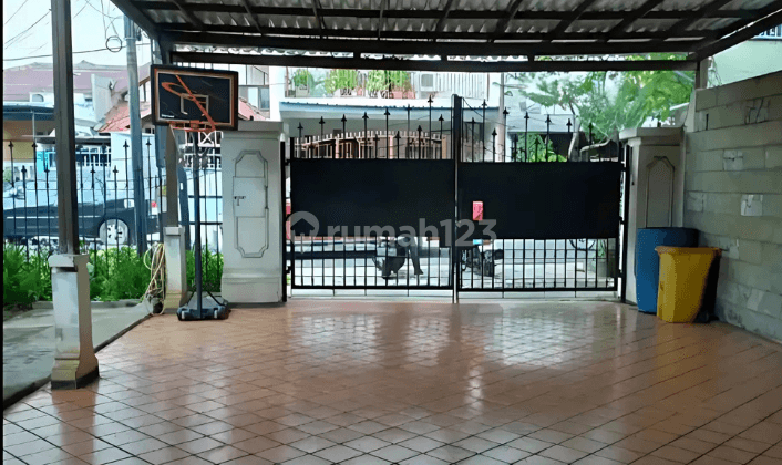 Di Jual Rumah 2 Lantai LT: 189 m2, Dekat Gandaria City 2