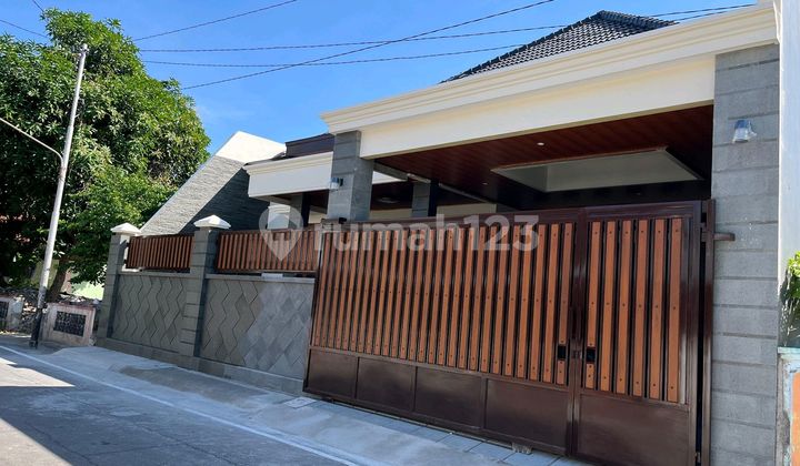 Rumah Mewah Baru 1 Lantai Design Klasik Luas Tanah ± 280 M² Lokasi Strategis Hanya 3 Menit Ke Stadion Manahan Solo Surakarta Rumah Mewah Baru 1 Lantai Design Klasik Luas Tanah ± 280 M² Lokasi Strategis Hanya 3 Menit Ke Stadion Manahan Solo Surakarta