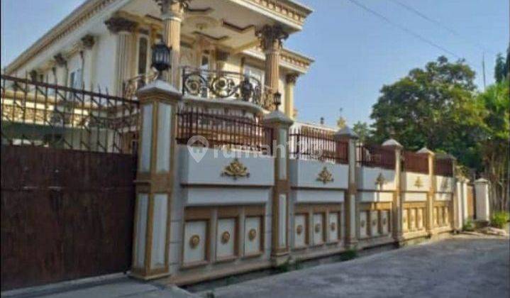 Rumah Mewah Klasik Bergaya Meditarian Manahan Solo 1