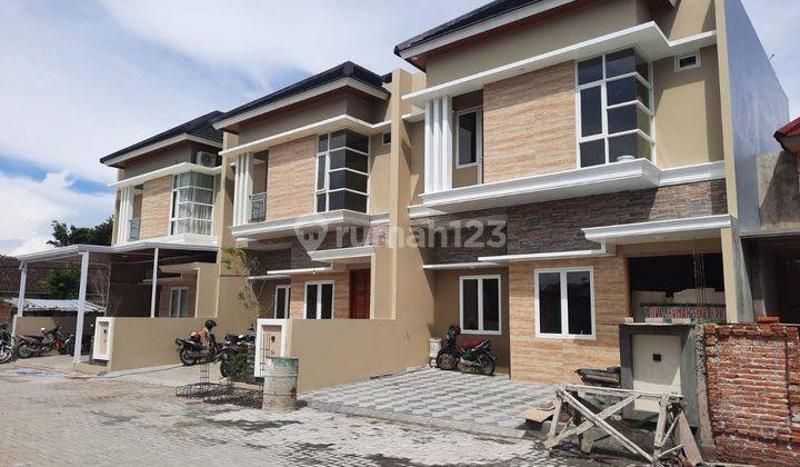 Rumah Mewah Baru Siap Huni 2 Lantai Jalan Perum Levar 9 Meter Lokasi Strategis dekat The Colomadu 1