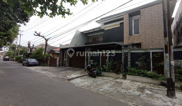 Rumah Mewah 2 Lantai Siap Huni Ada Lift dan Gym Lokasi Strategis dekat RS JIH 2