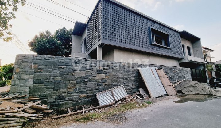Rumah Mewah 2 Lantai Ada Kolam Renang Pribadi Lokasi Strategis Dekat Manahan Solo Surakarta