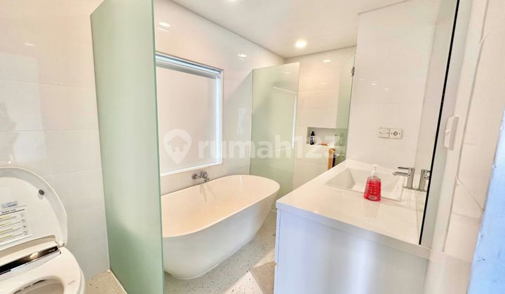 Beautiful Modern American Style House Strategic Location Near UNS Solo Campus 2