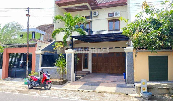 Rumah Mewah 2 Lantai  Siap Huni Dekat Stadion Manahan Solo