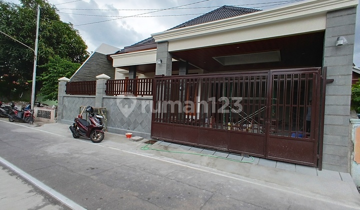 New One-Story Luxury House with Classic Design, Land Area ± 280 M², Strategic Location Only 3 Minutes to Manahan Stadium Solo Surakarta. 2