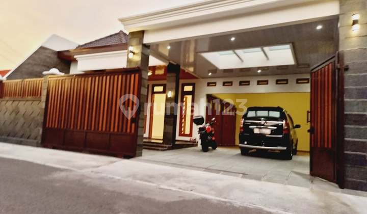 New Luxury One-Story House Ready to Occupy, Special 261 sqm Classic Design, Premium Location in Solo City New Luxury One-Story House Ready to Occupy, Special 261 sqm Classic Design, Premium Location in Solo City