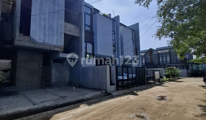 3-Story House with Easy Access to Main Road in Duren Sawit, East Jakarta 2
