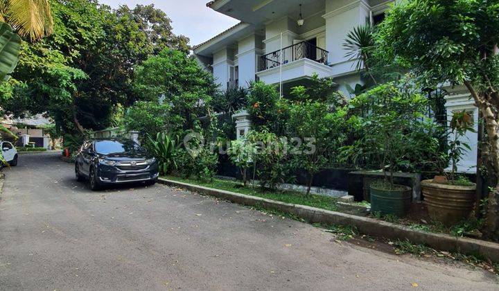 Rumah nyaman depan taman di Kebayoran Baru Jakarta Selatan  1