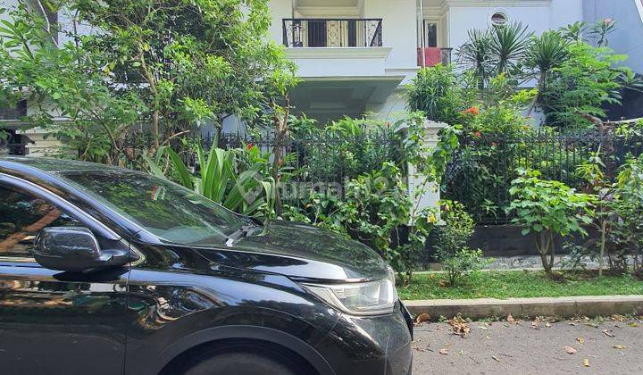 Rumah nyaman depan taman di Kebayoran Baru Jakarta Selatan  2